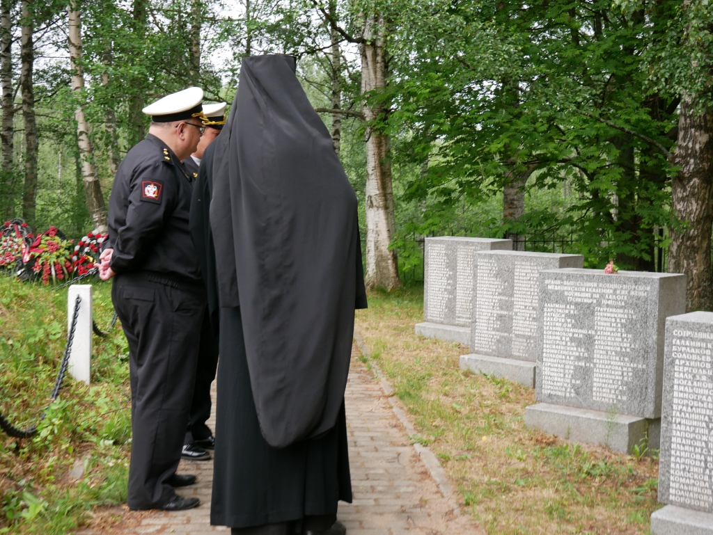 17 сентября 1941 года при переправе через штормовое Ладожское озеро погиб 131 выпускник второго выпуска Военно-морской медицинской академии