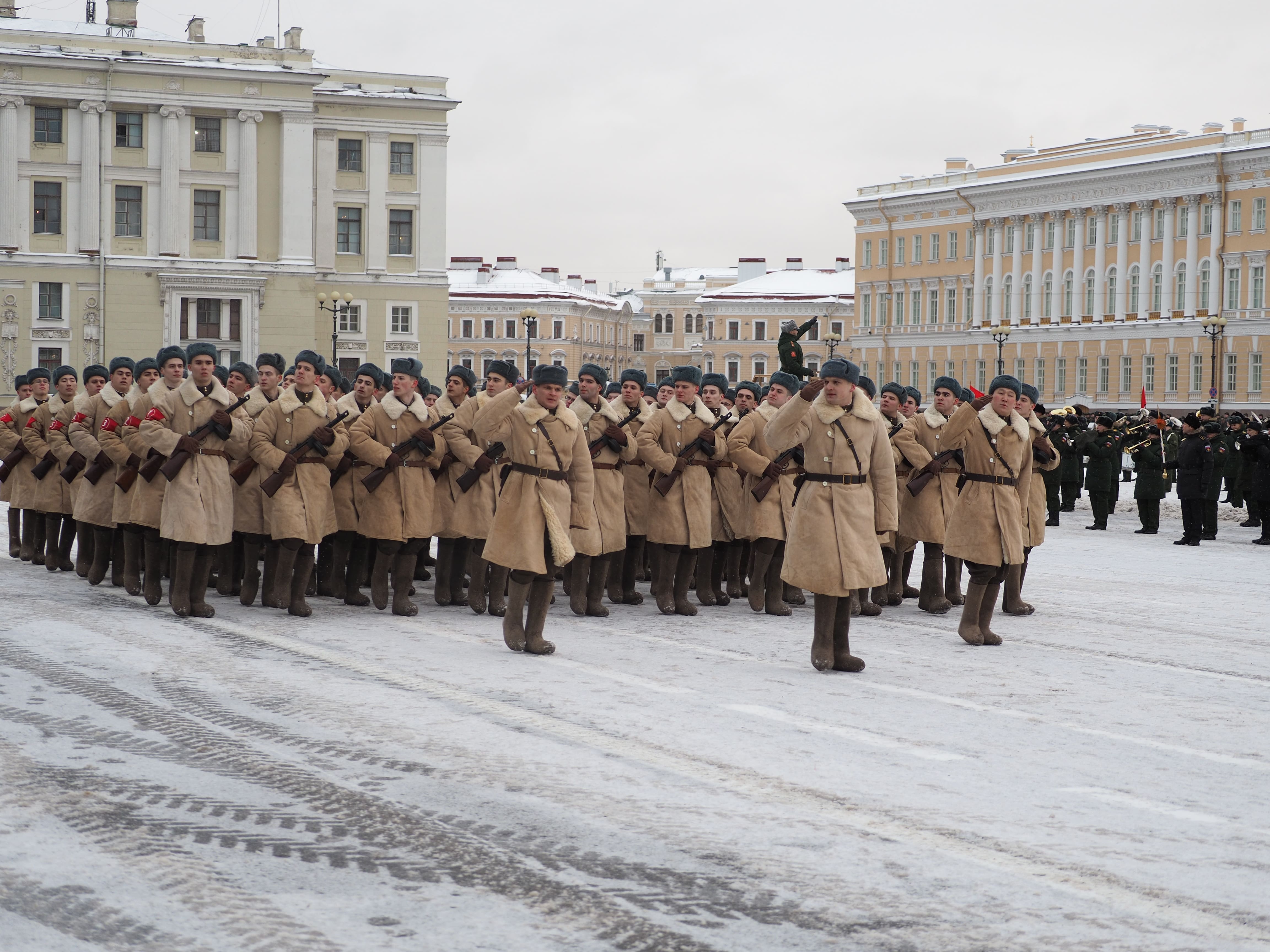 Курсанты Военно-медицинской академии во время парада на Дворцовой площади в ознаменование снятия блокады Ленинграда пройдут в зимнем обмундировании дивизии народного ополчения