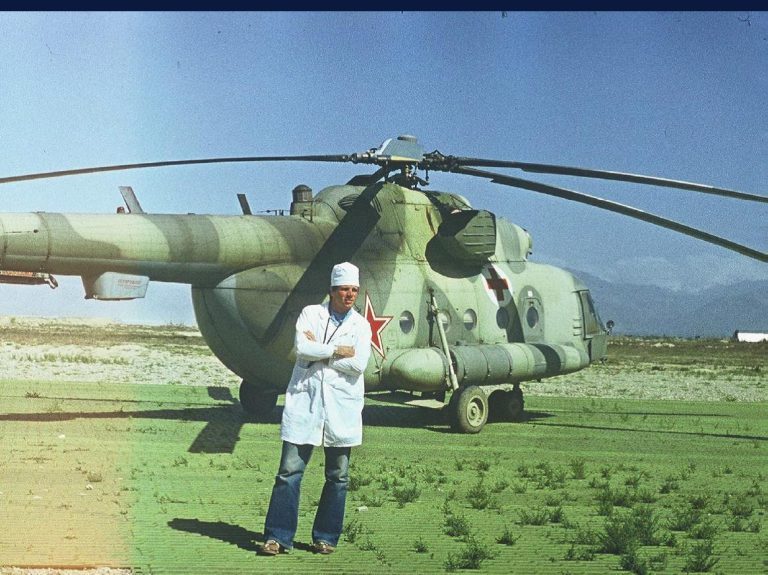 Санитарный самолет на площадке Баграмского медсанбата. На фото капитан м\с Анденко С.А. декабрь 1984 г.