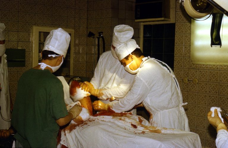 Во время операции в Кабульском госпитале. На снимке: врач-травматолог Рикун О.В, ассистент Середенко А., старший ординатор Русоленко М. Кабул, август 1988г. автор фото В.Н. Цыган