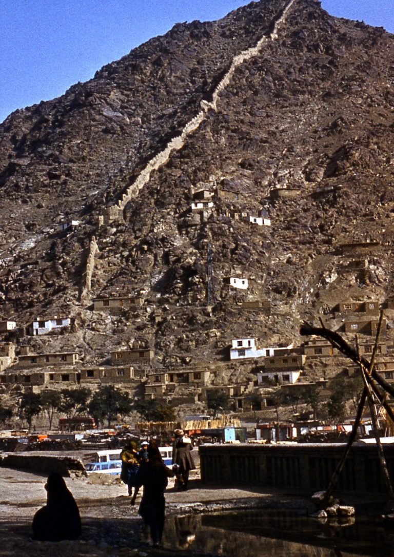 Гора в центре Кабула. Автор фото В.Н.Цыган. Июнь 1988 г. 


По преданию гору разделяет стена, построенная во времена А.Македонского