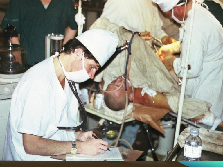 Работа в операционной. Баграмский медсанбат.  На фото Анденко С.А. январь 1985 г.