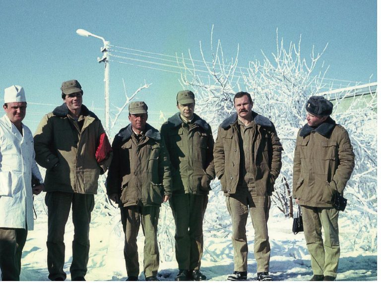 Зима в Баграме длится не долго. 1985 г.  На фото В.Никифоров (крайний слева), С.Анденко (второй слева) , А.Яковлев (второй справа), В.Водолазко (крайний справа)