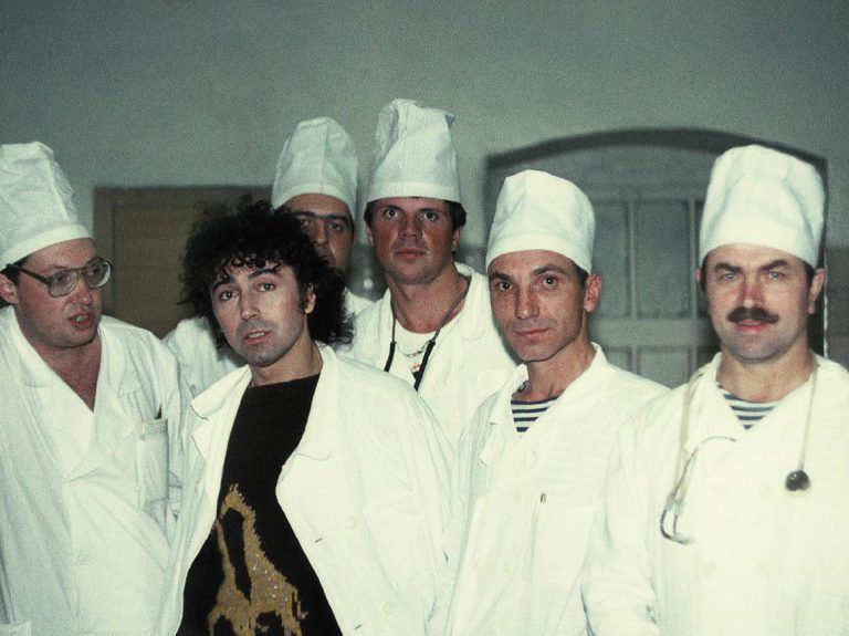 После концерта Валерия Леонтьева.  Кабульский госпиталь. 1986 г. На фото слева направо: В.Ю Шанин, А.Шестопалов, С.А. Анденко, В.П. Савенков, А.Садовский.