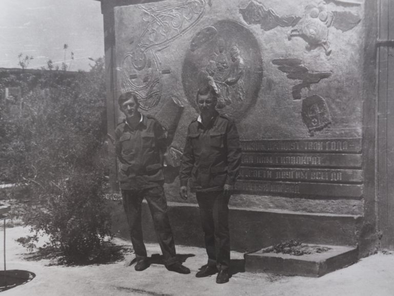 Ю.М. Бараненко, А.А. Бояркин около рукотворного памятника военным медикам. Баграм 1985 г.