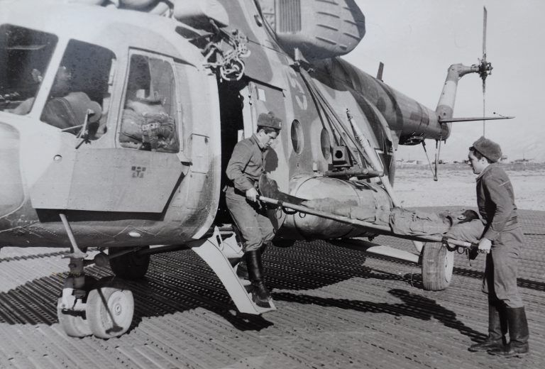 Вертолет Биссектриса. Эвакуация раненых Баграмского медсанбата. Взлетная площадка "Протон". 1985 г.