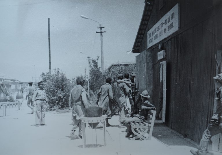 Местные жители на приеме в Баграмском медсанбате. Прием местного населения проводился по средам. 1985 г.