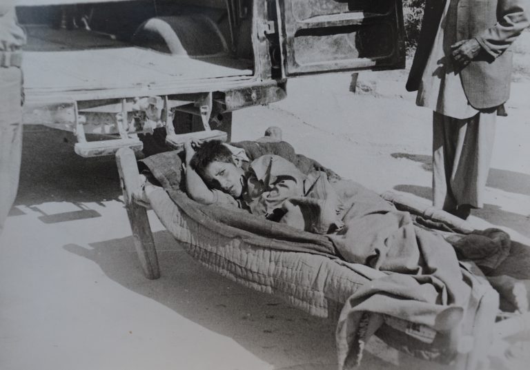 Доставка больного афганского подростка в Баграмский медсанбат. 1986 г.