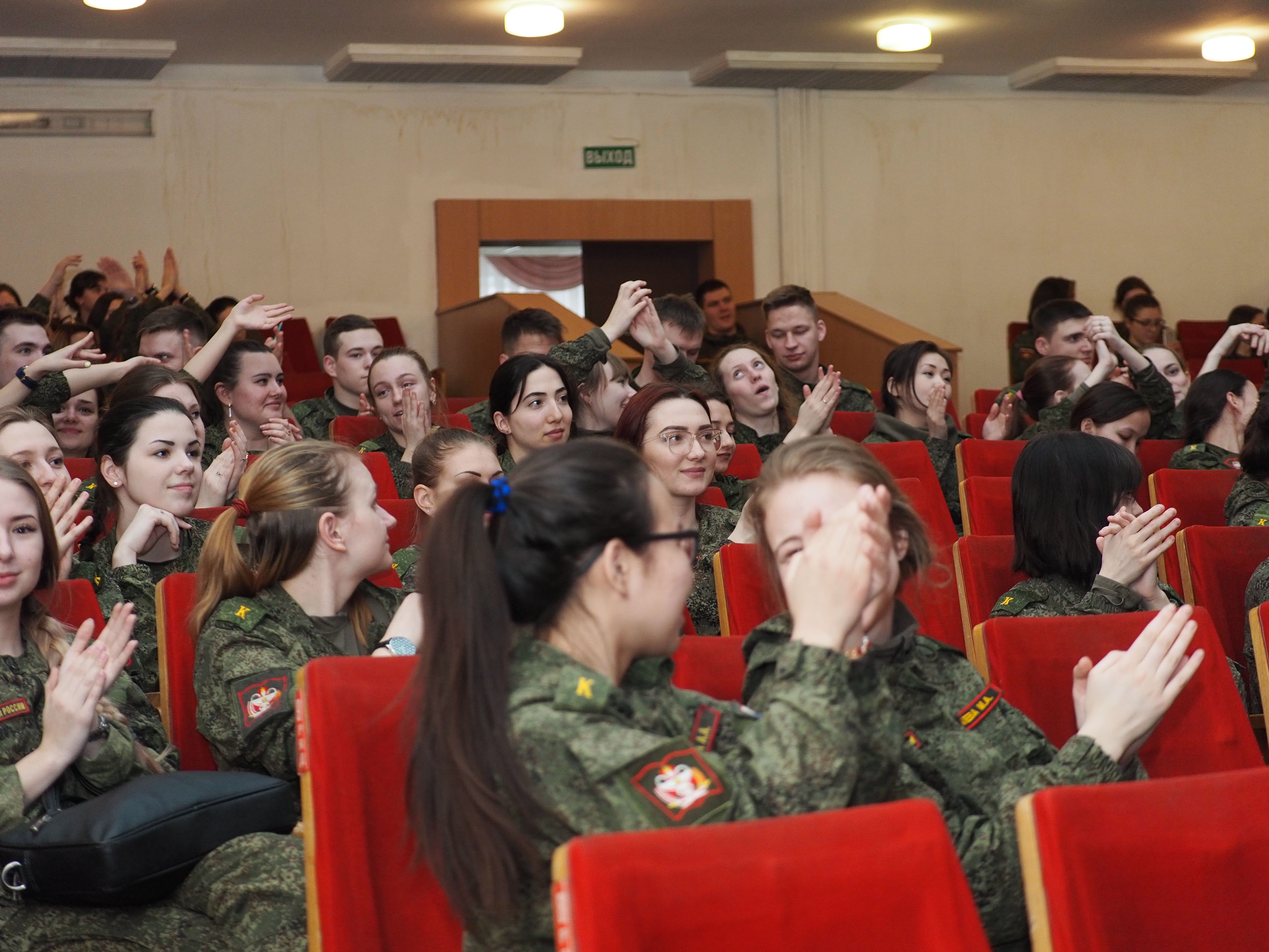 Новая программа известного автора исполнителя Михаила Калинкина была представлена курсантам Военно-медицинской академии