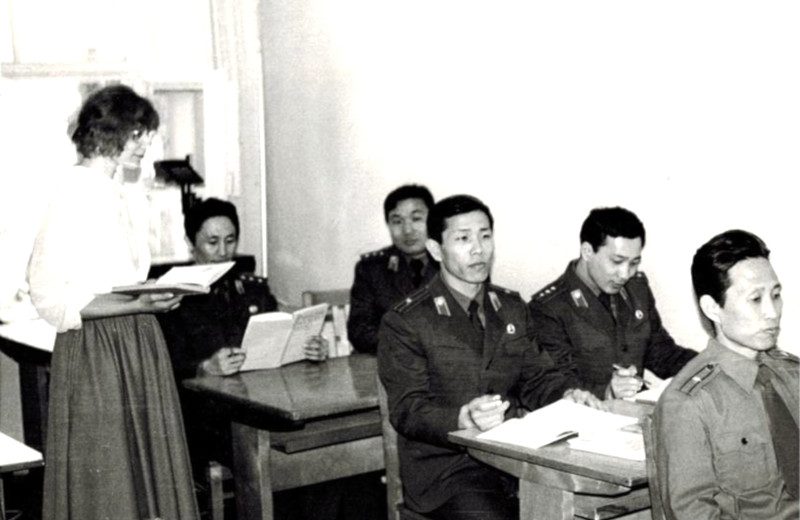 Соболева О.Н. ведёт занятие с офицерами Корейской народной армии (1987)