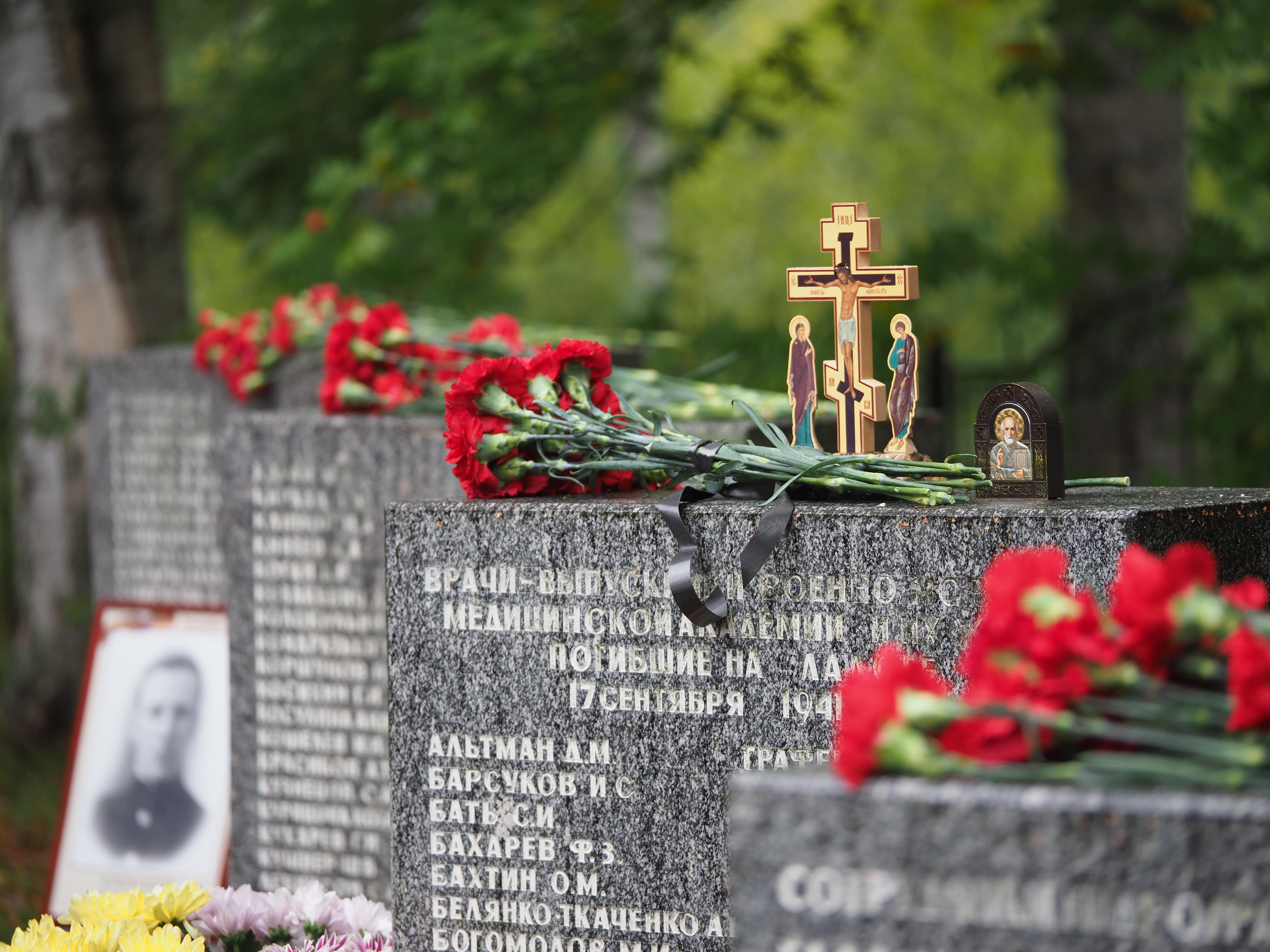 Военно-медицинская академия почтила память погибших на Ладоге курсантов и выпускников Военно-морских училищ Ленинграда.