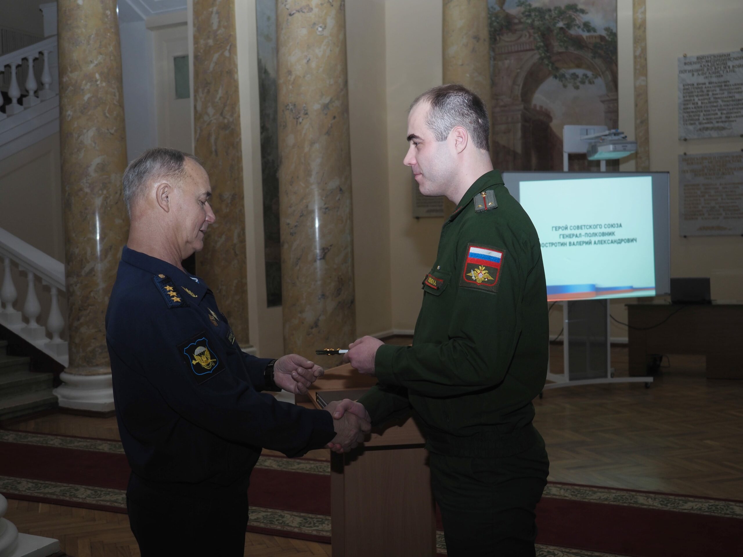 Вручение первого офицерского звания операторам научной роты Военно-медицинской академии