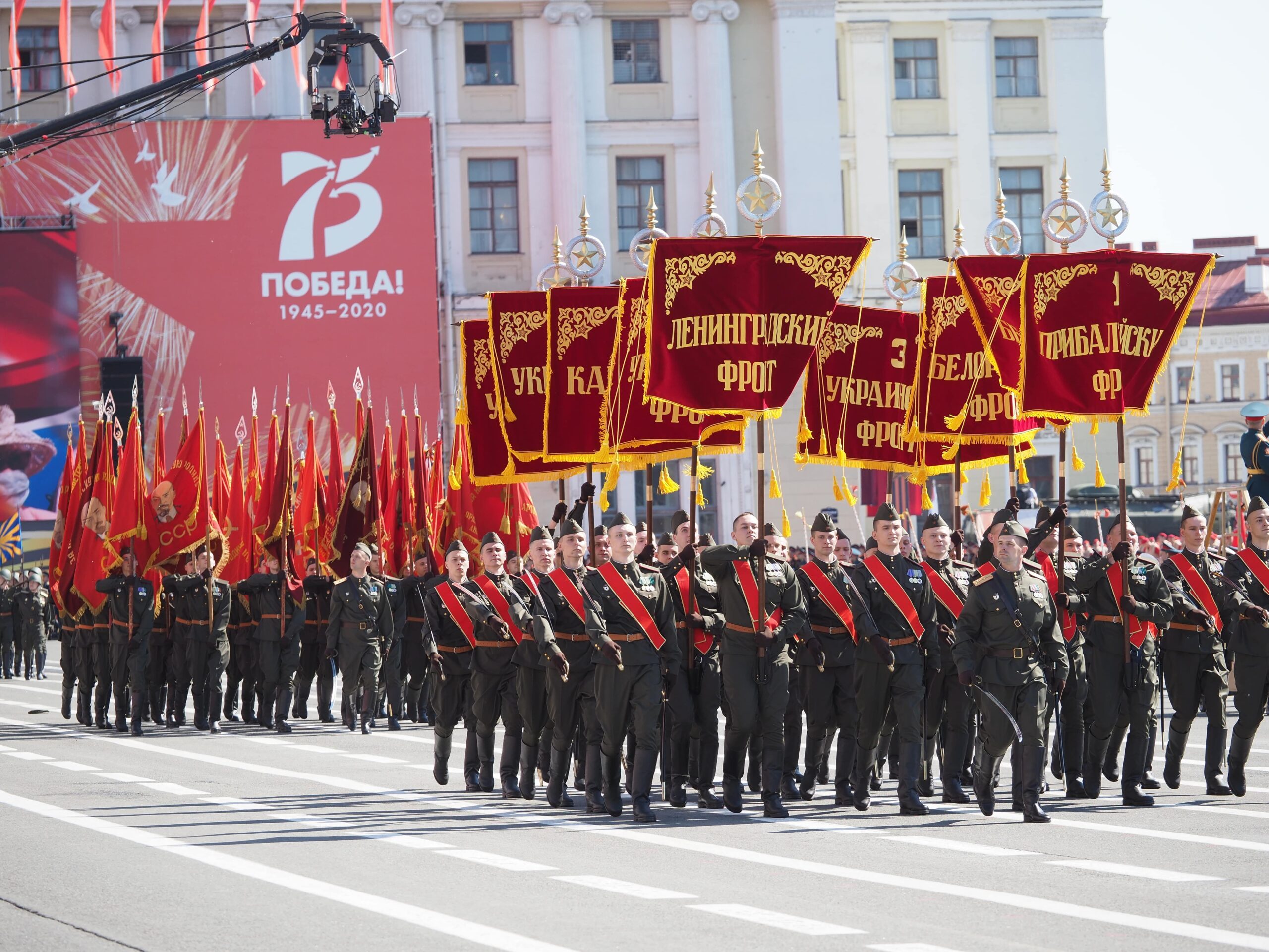 Парад 9 мая 2010. Штандарты фронтов на параде Победы 2015 года. Парад Победы 2010 года. Парад Великой Победы. Парад на 9 мая 2010 год.