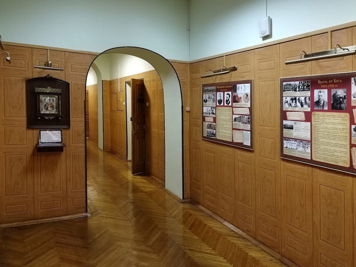 Экспозиция, посвященная памяти святителя Луки Крымского, в холле кафедры ВПТ