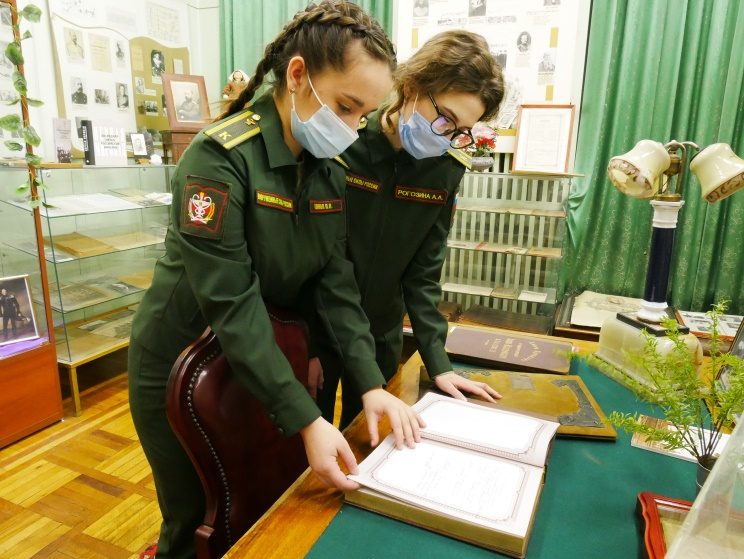 Для курсантов 1 курса 2 факультета провели экскурсию по музею Военно-медицинской академии