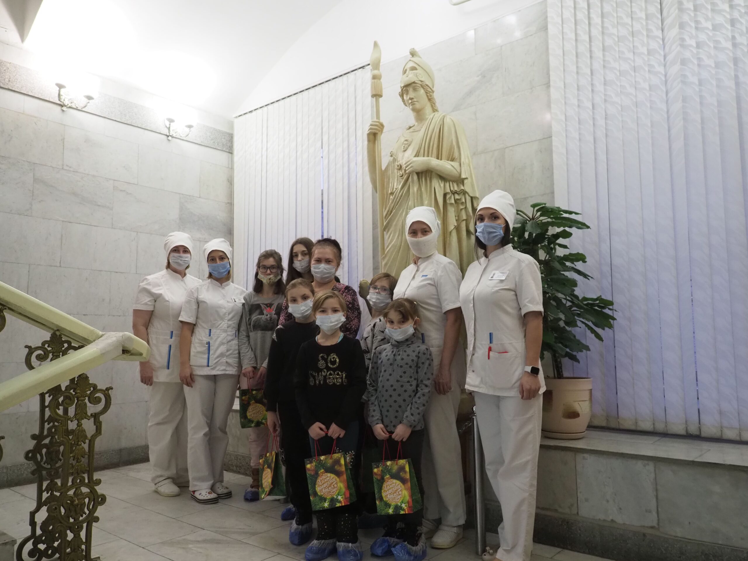 Сотрудники клиники акушерства и гинекологии поздравили с Новым годом воспитанниц приюта «Маша»