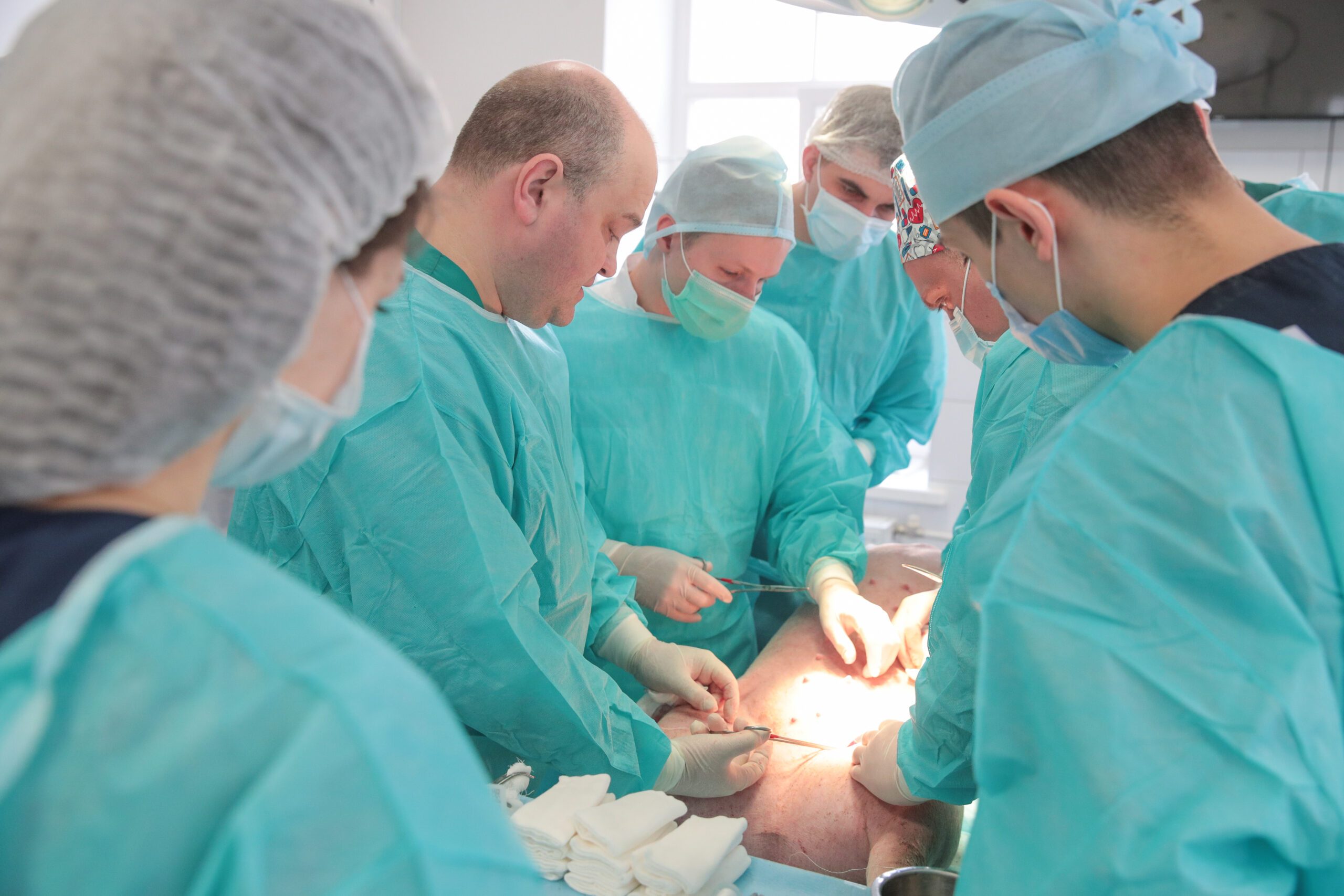 Более 30 оперативных вмешательств за два дня отработали хирурги-ординаторы Военно-медицинской академии