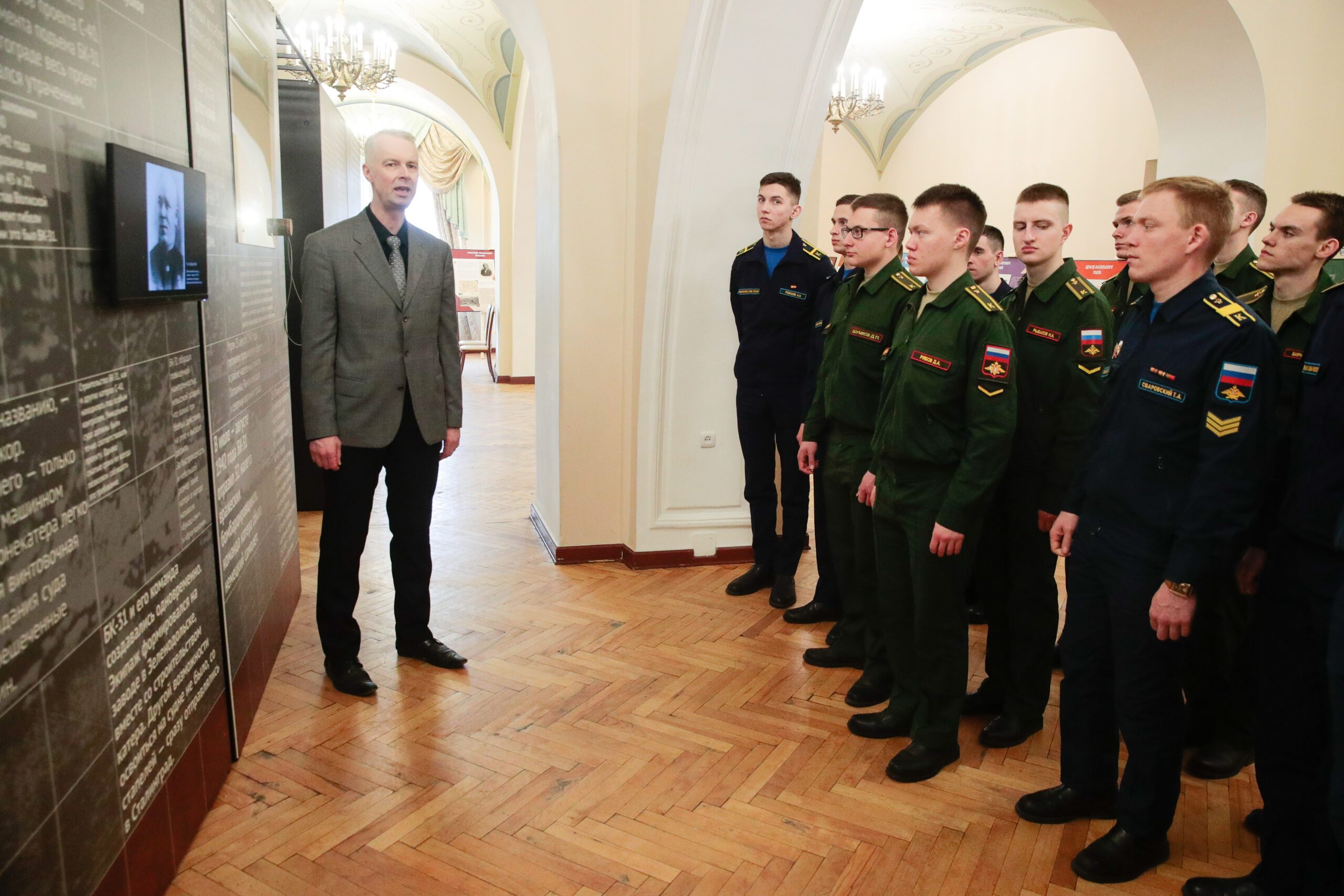 Сайт филиала академии им кирова. Курсантки военно медицинской Академии СПБ. Макеев ВМЕДА. Курсанты ВМЕДА. Казармы курсантов военно медицинской Академии имени Кирова.