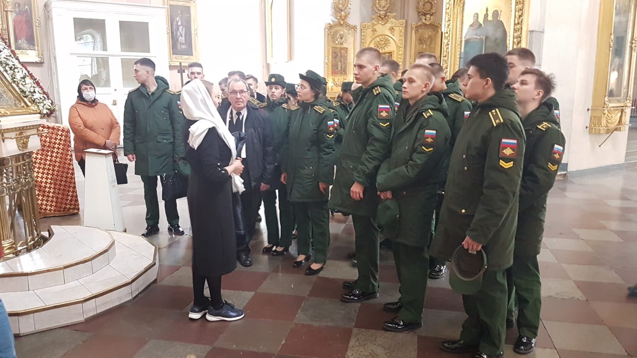 Курсанты Военно-медицинской академии посетили Спасо-Преображенский собор