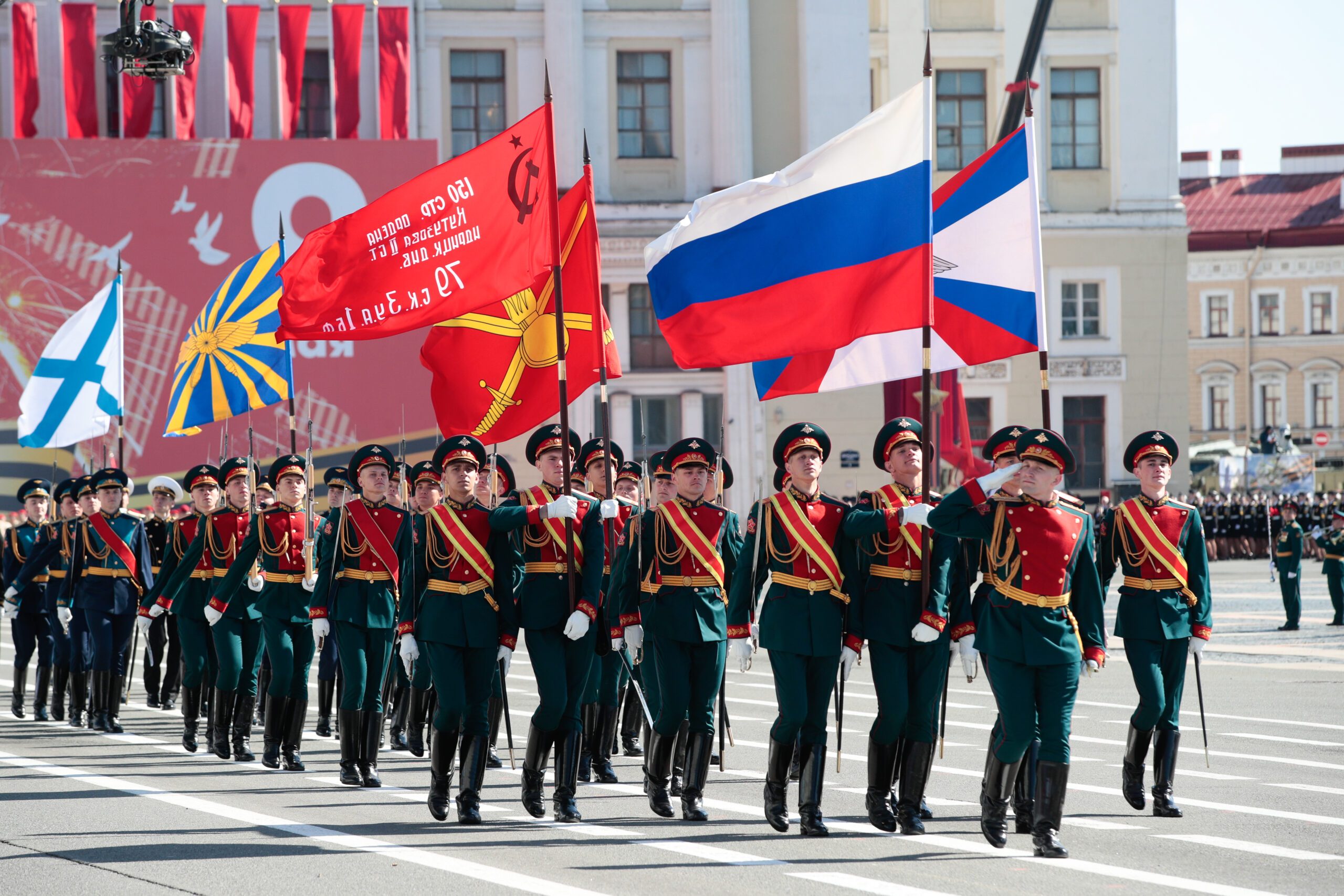 Слушатели Военно-медицинской академии прошли торжественным маршем по Дворцовой площади в День Победы