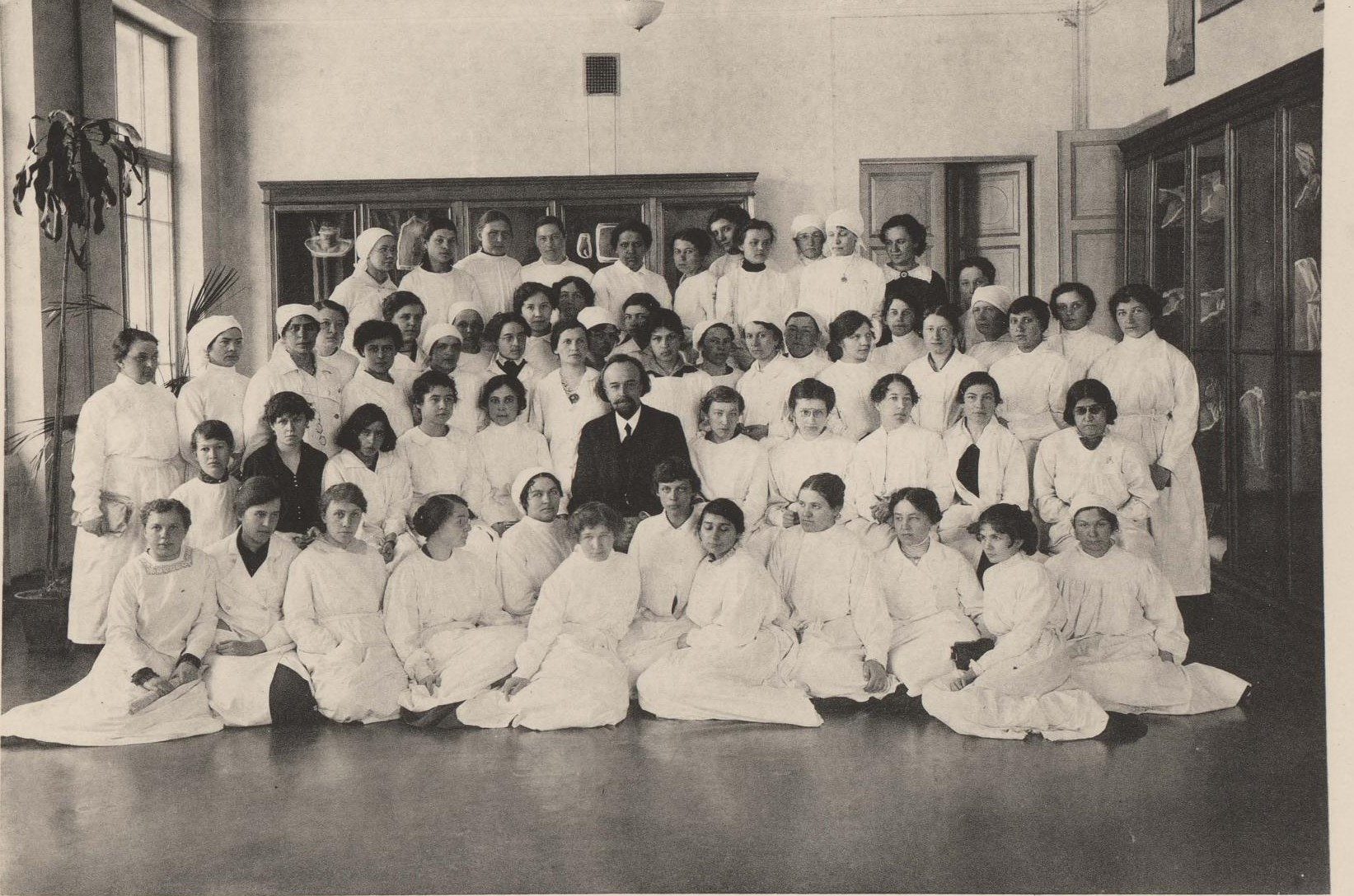 6 июля 1876 года женские врачебные курсы отделены от Медико-хирургической академии