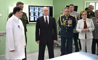 Осмотр президентом Российской Федерации В.В. Путиным гибридной операционной Лечебно-диагностического центра высоких технологий ВМедА. Докладывает заместитель начальника кафедры военно-полевой хирургии профессор, полковник медицинской службы В.И. Бадалов