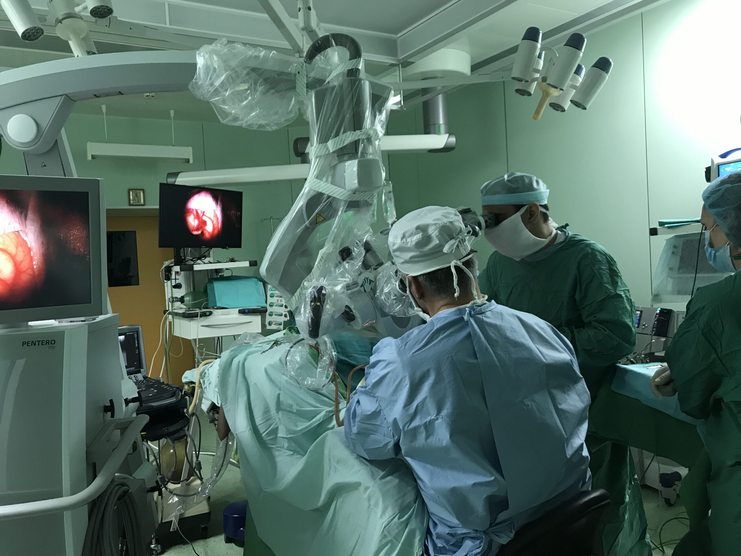 В клинике нейрохирургии успешно выполнена операция по удалению редкой доброкачественной опухоли