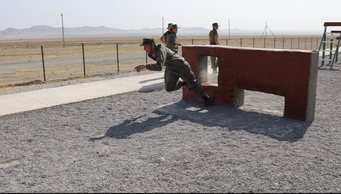 Российские военные медики провели тренировку по прохождению единой полосы препятствий в Узбекистане