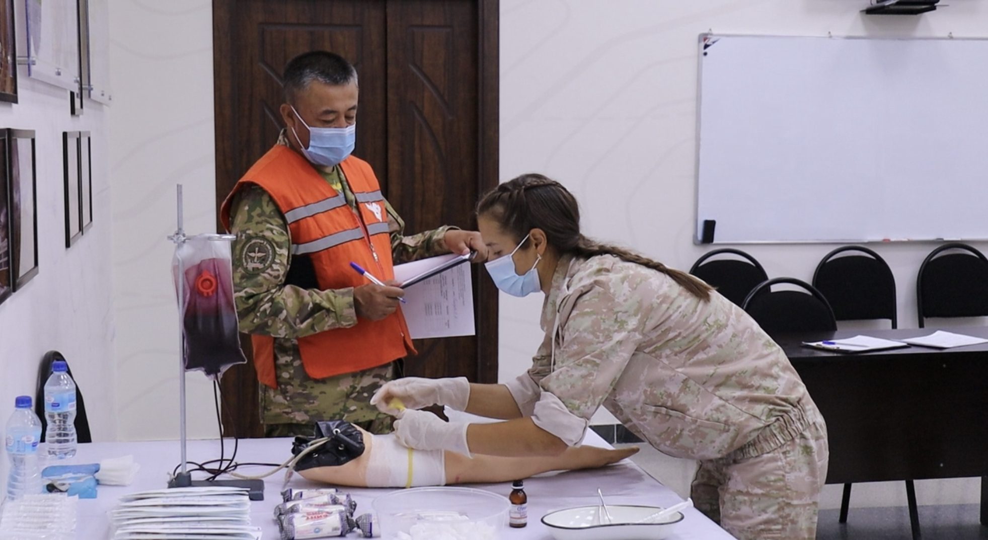 Средний и младший медицинский персонал продемонстрировал практические навыки в ходе этапа международного конкурса «Военно-медицинская эстафета»