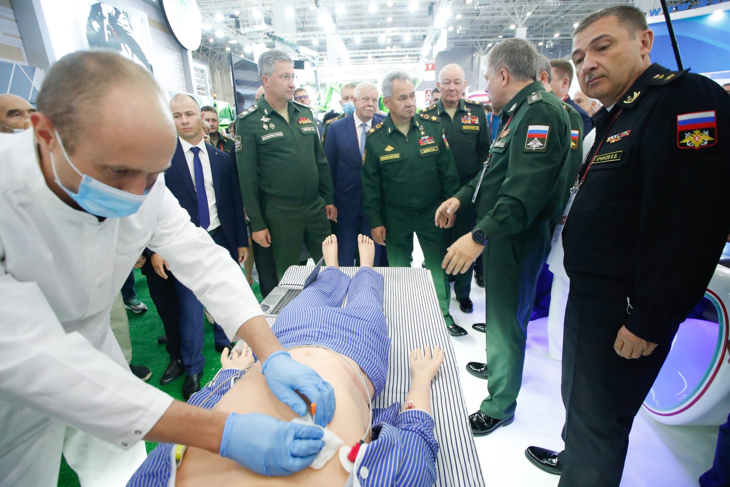 Министр обороны России осмотрел экспозиции Военно-медицинской академии на форуме «АРМИЯ-2021»