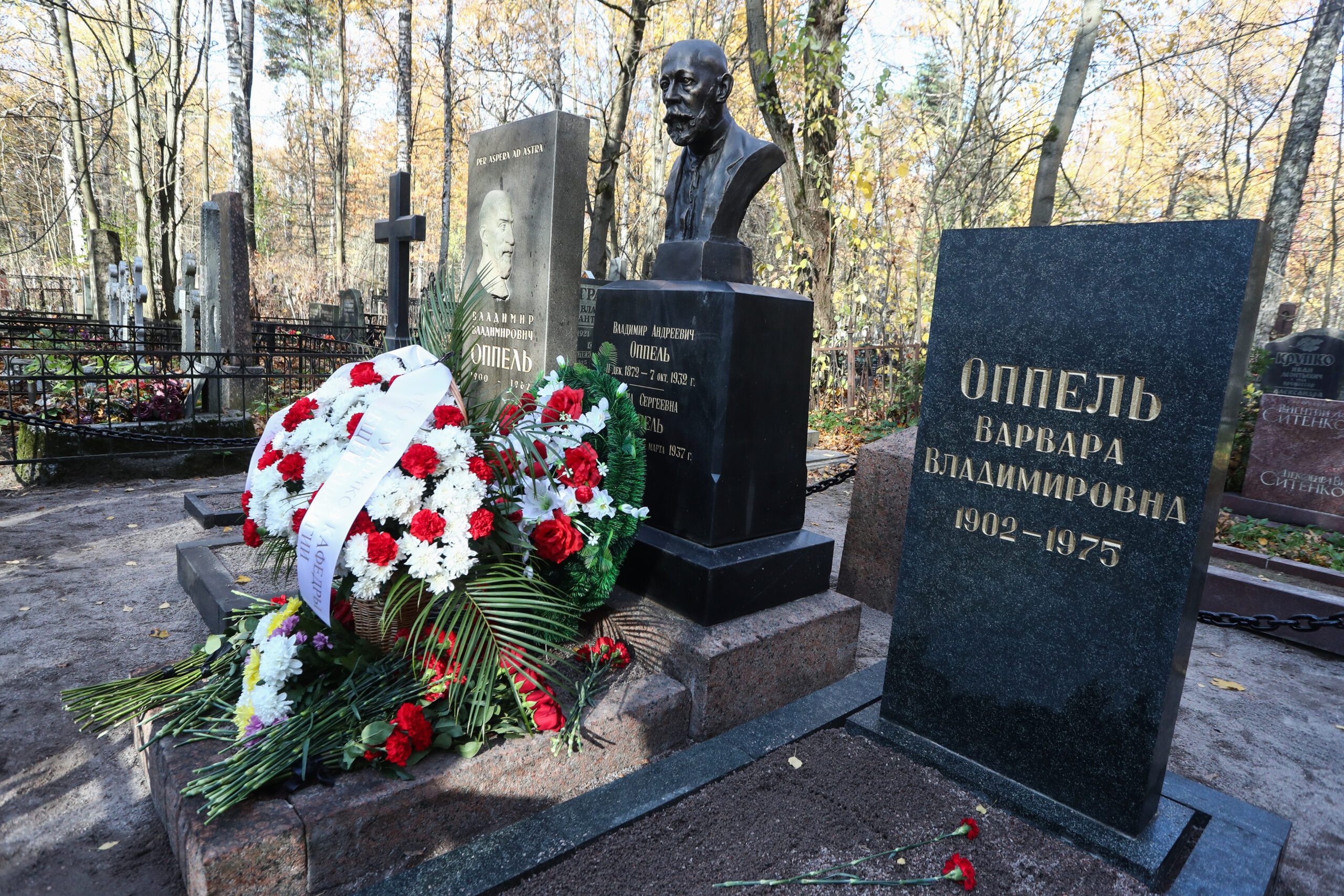 На Богословском кладбище открыли памятник великому военному хирургу Владимиру Оппелю