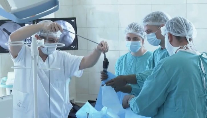 В Симферополе при участии нейрохирурга академии прошла операция на позвоночнике