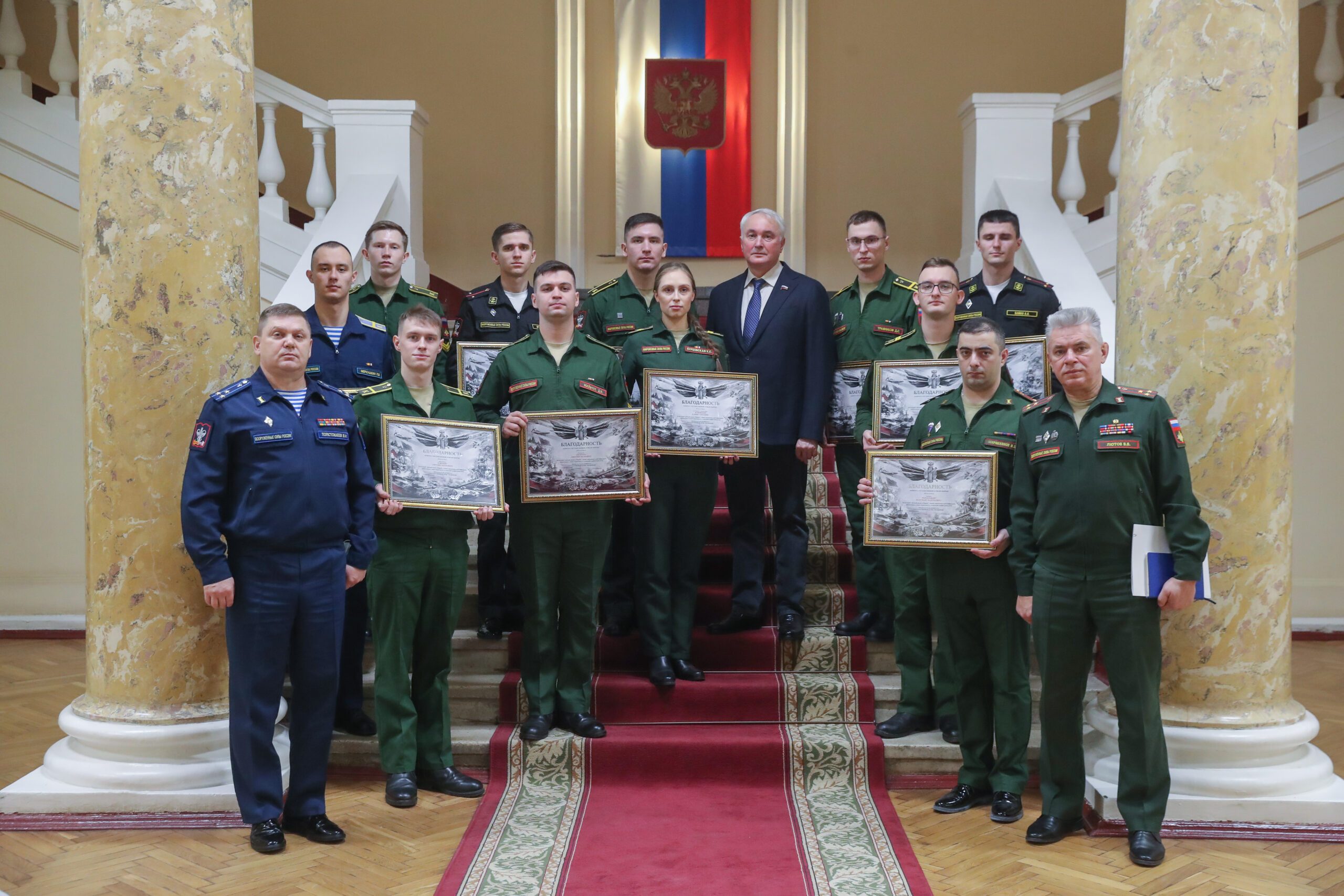 Курсантов и специалистов Военно-медицинской академии наградили за оказание помощи в борьбе с Covid-19
