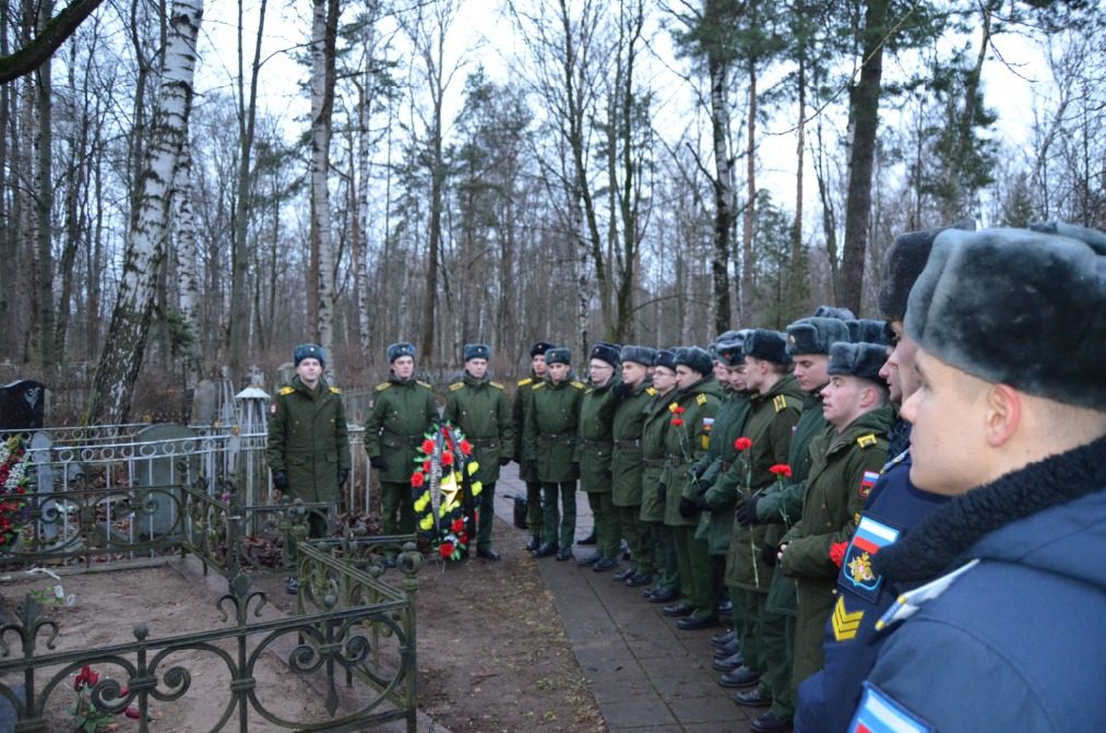 Курсанты приняли участие в уборке захоронений на академической площадке Богословского кладбища