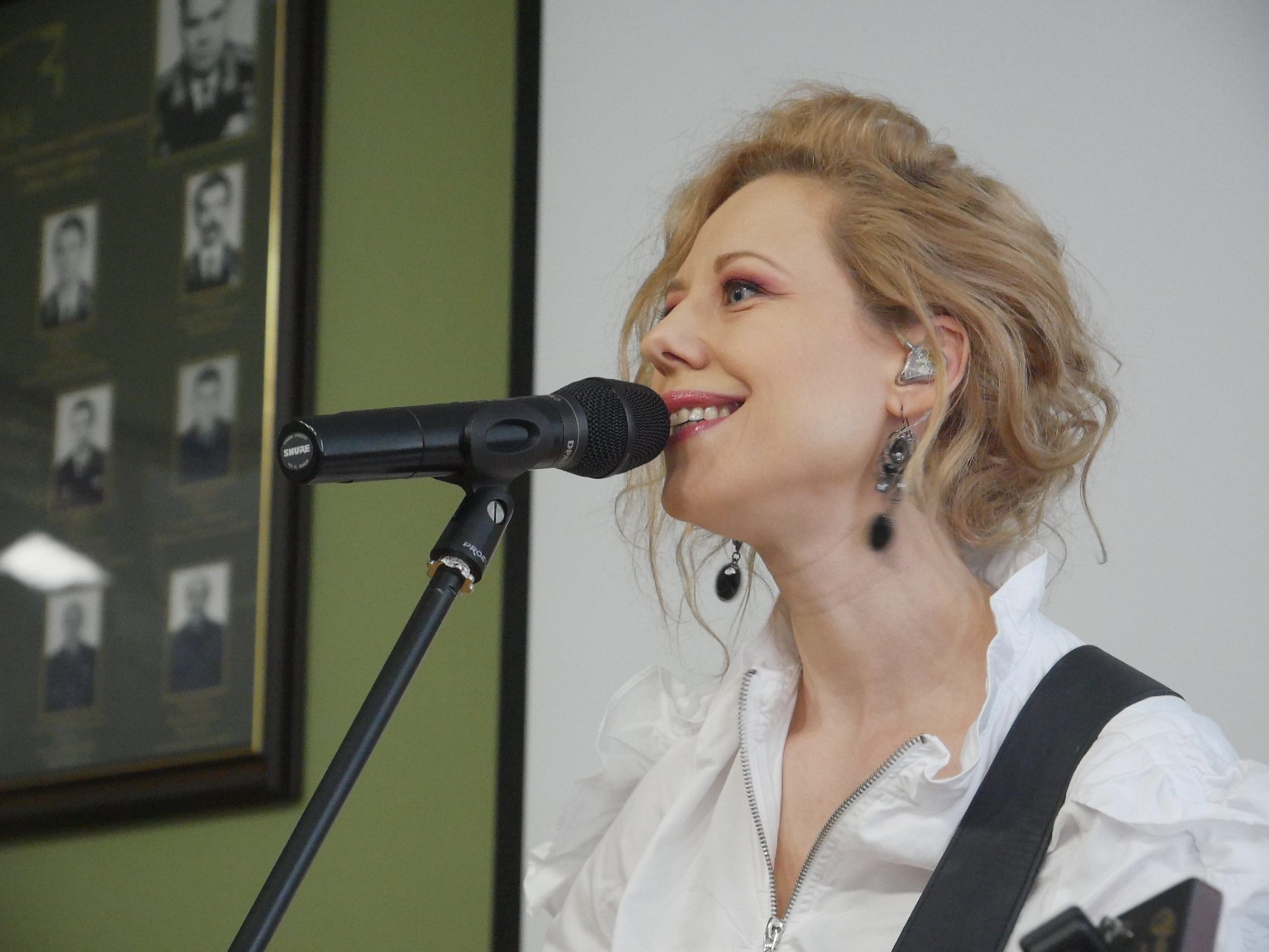 Певица Юта выступила с акустическим концертом для участников спецоперации и сотрудников академии