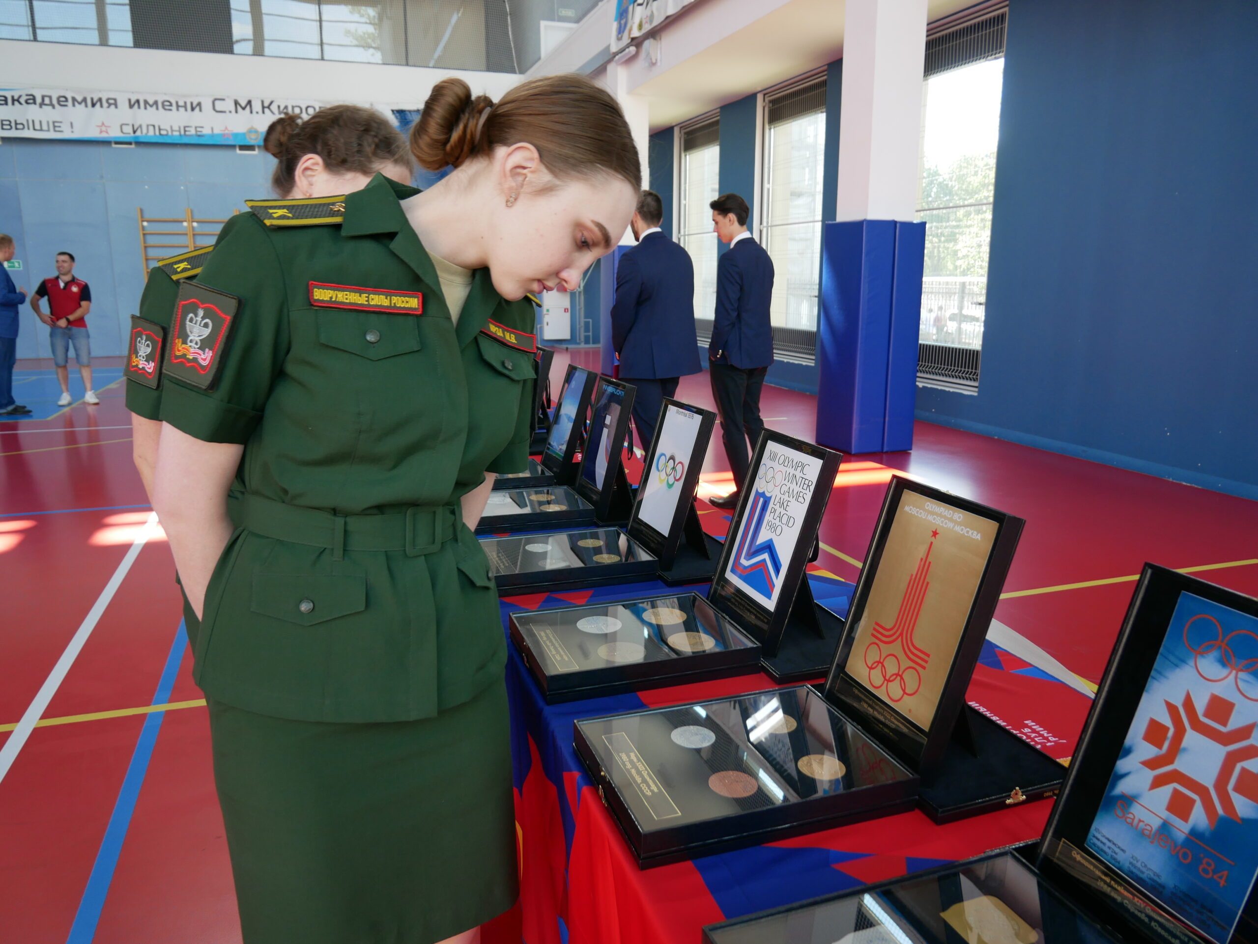 В Военно-медицинской академии прошла выставка «Реплики медалей и плакатов всех летних и зимних Олимпийских игр»