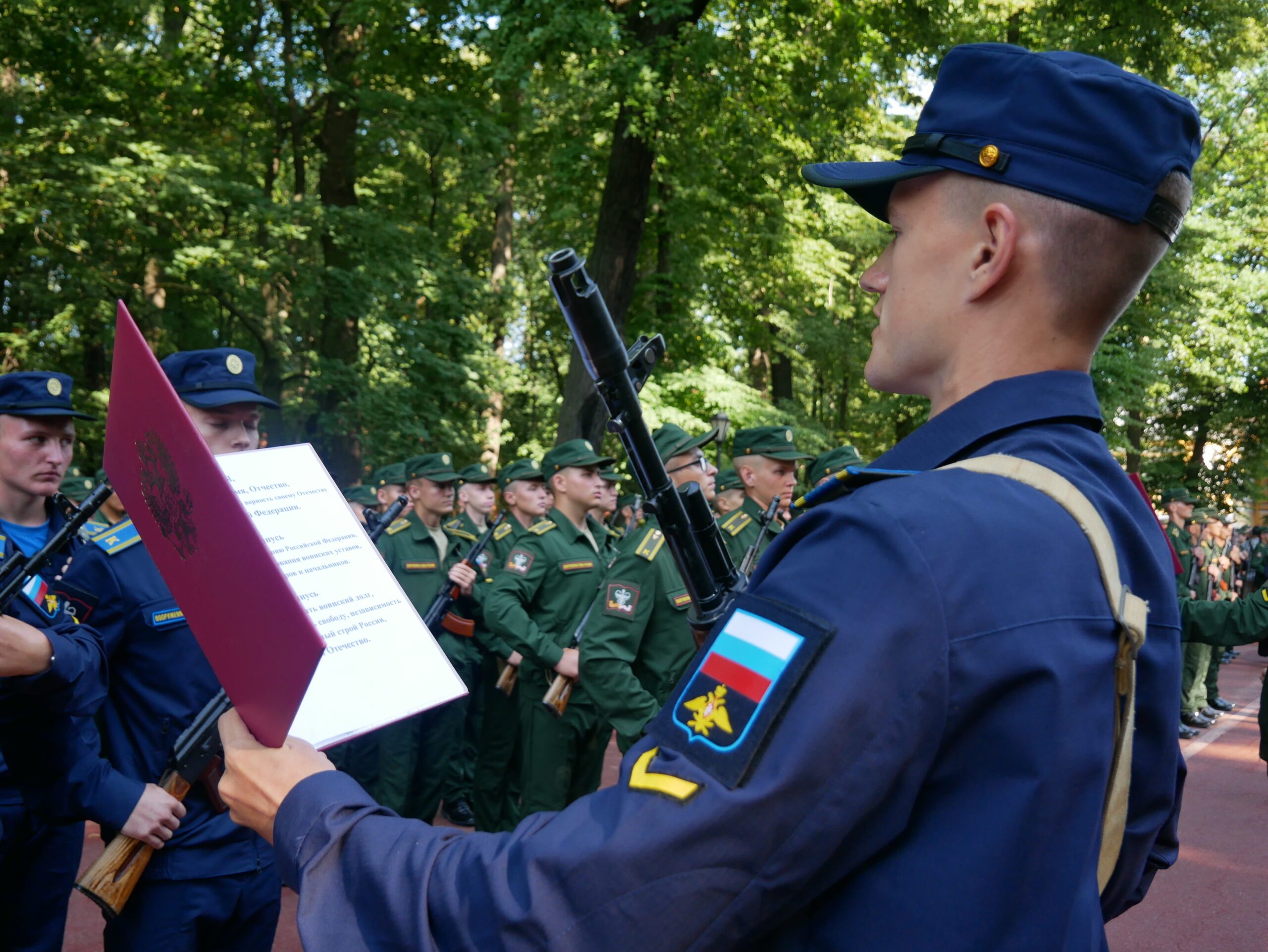 Сегодня на историческом плацу Военно- медицинской академии в торжественной обстановке около 600 курсантов первого курса приняли военную  присягу