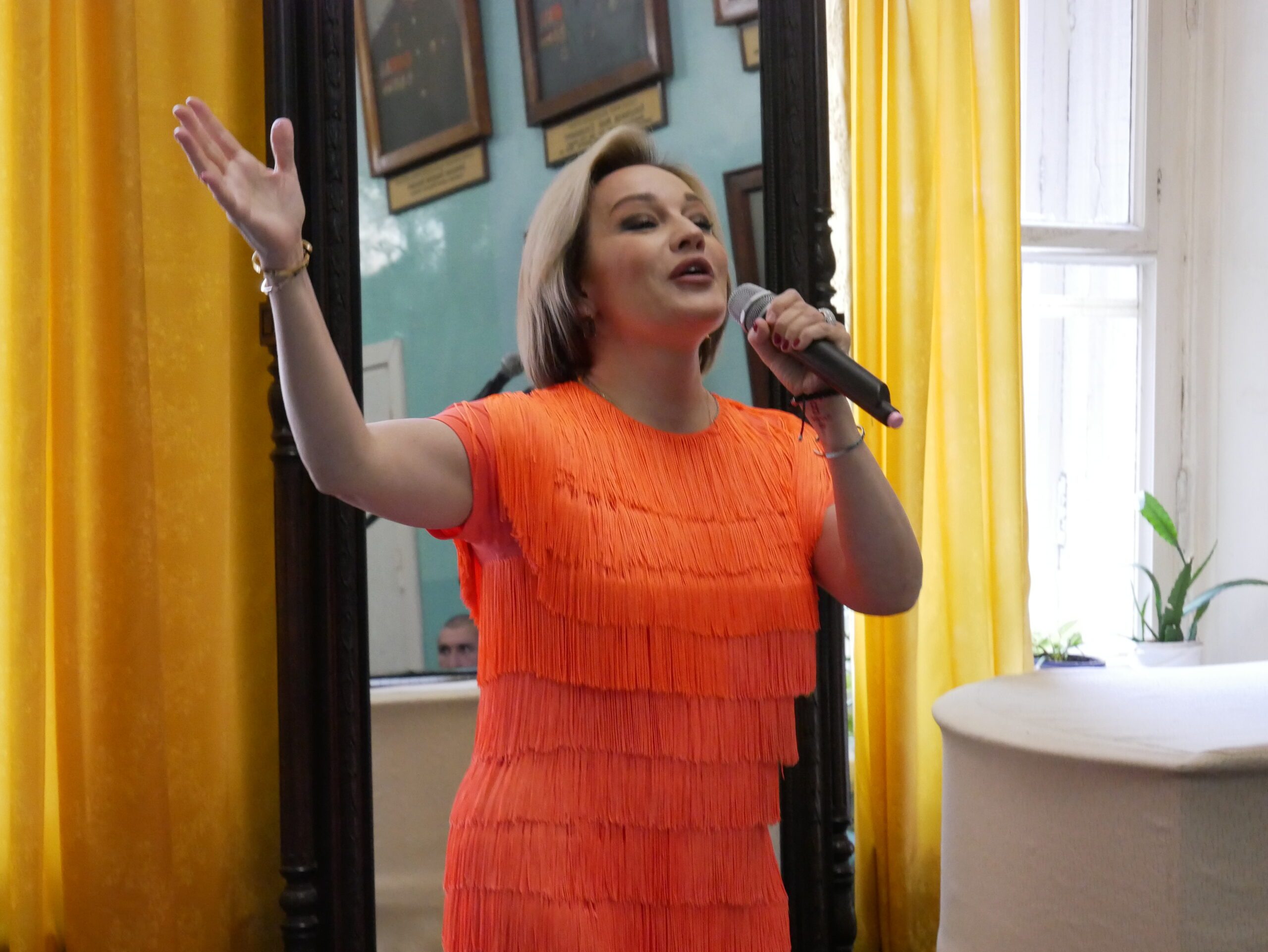 Татьяна Буланова выступила с концертом для участников спецоперации и сотрудников академии