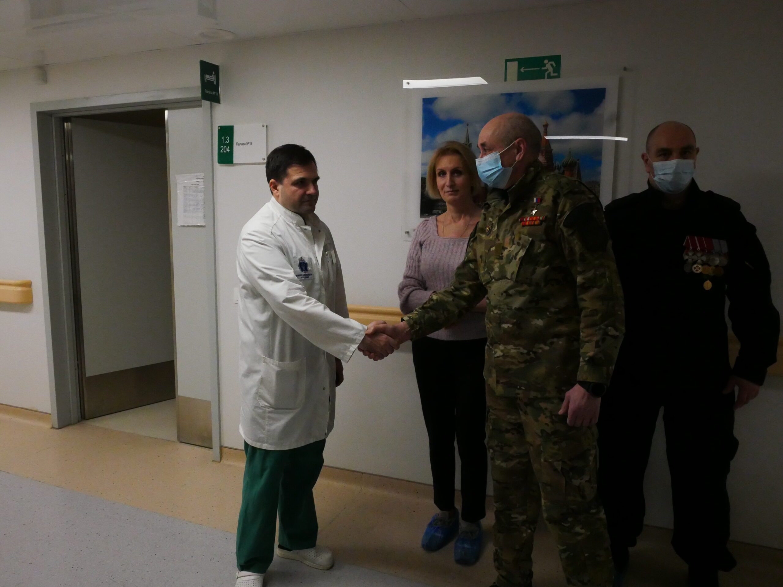 Военнослужащих, проходящих лечение в академии с Днем защитника Отечества поздравил благотворительный фонд «Старорусская, 12»