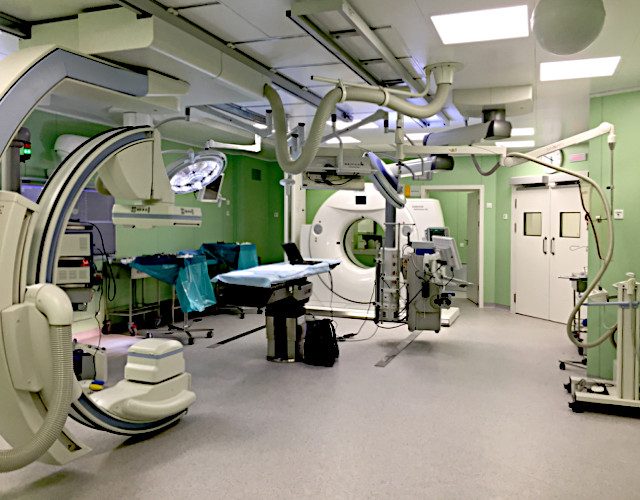 Современное оснащение гибридной операционной клиники компьютерным томографом и ангиографом