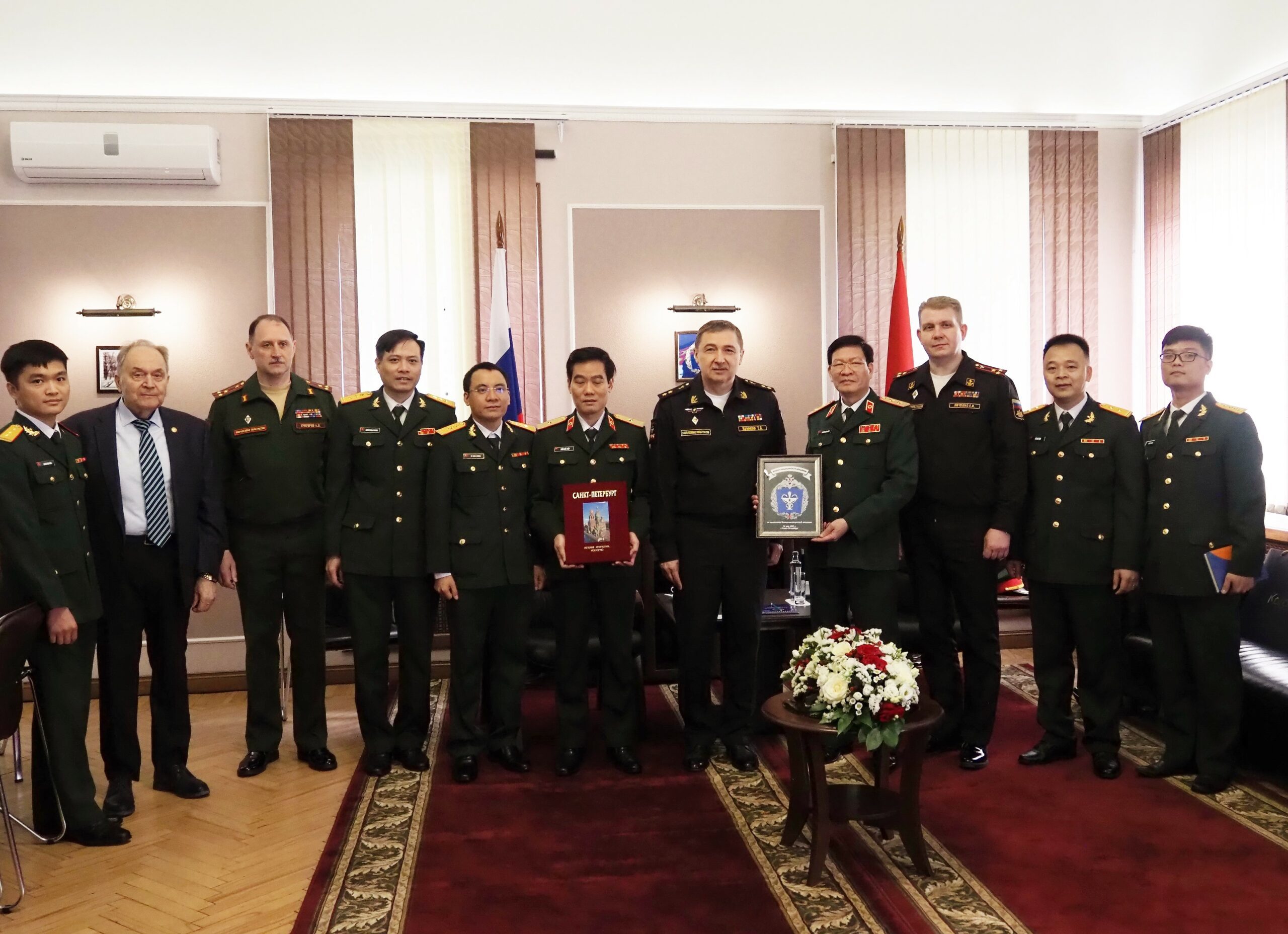В рамках диалога о более тесном сотрудничестве состоялась встреча начальников Военно-медицинских академий России и Вьетнама