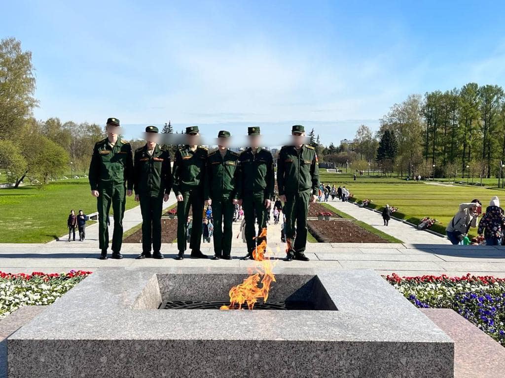 Курсанты Военно-медицинской академии возложили цветы к мемориалам в День Победы