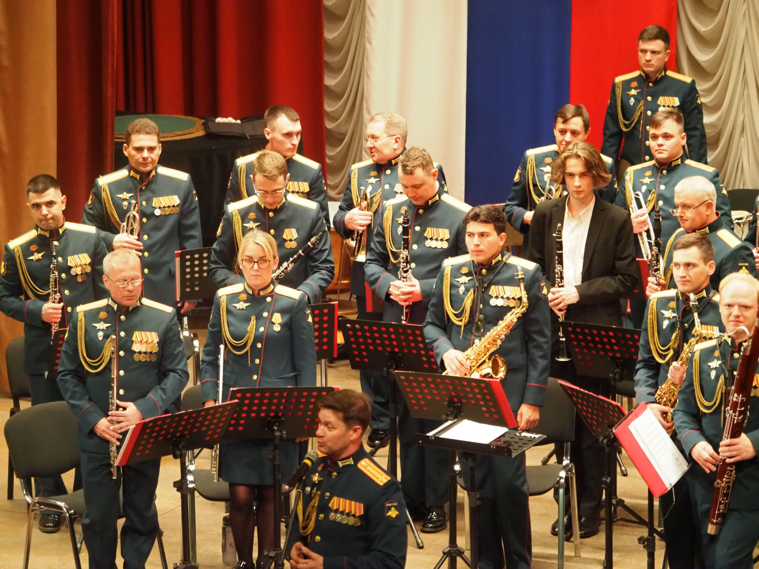 Концерт ко Дню медицинского работника подарили курсантам и сотрудникам академии музыканты военного оркестра