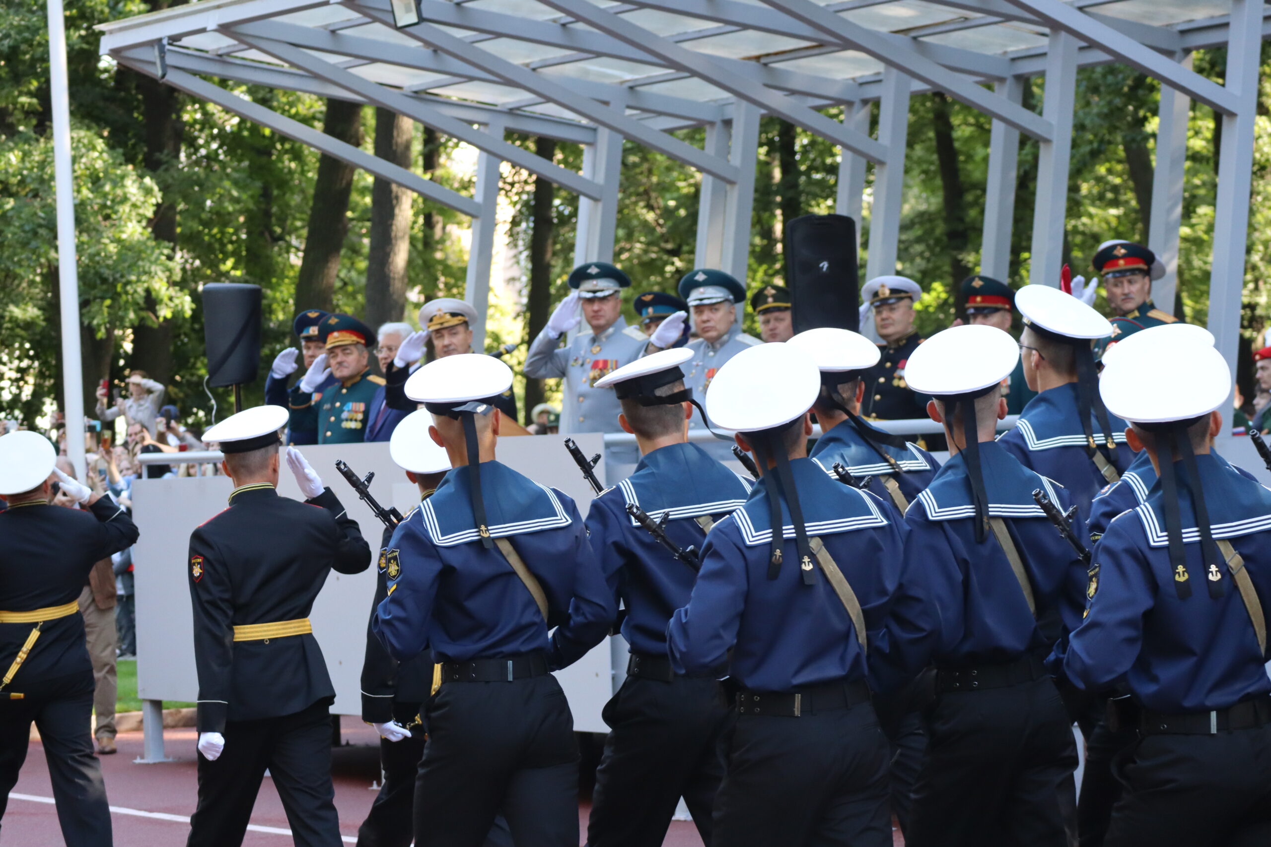 На историческом плацу Военно- медицинской академии в торжественной обстановке более 700 курсантов первого курса приняли военную присягу