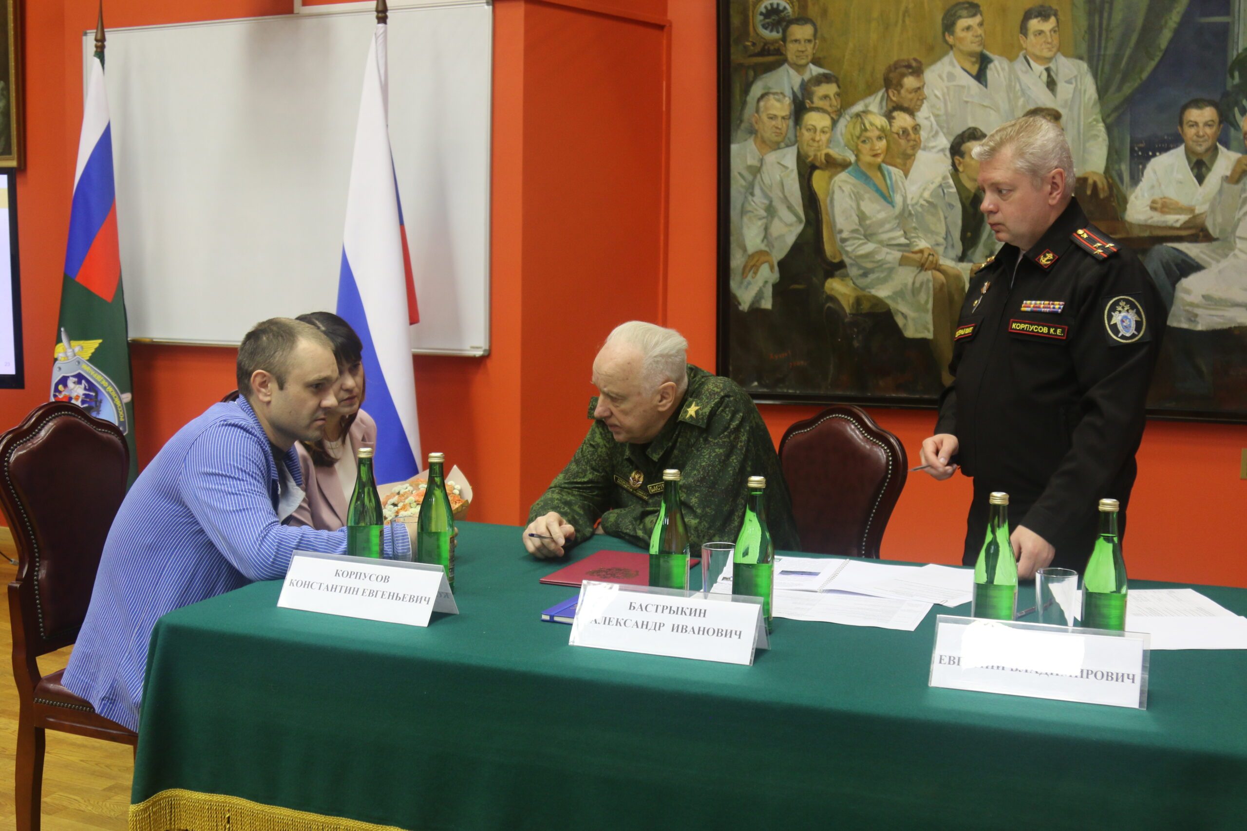 Глава Следственного комитета России Александр Бастрыкин вручил награды военнослужащим, находящимся на лечении в академии