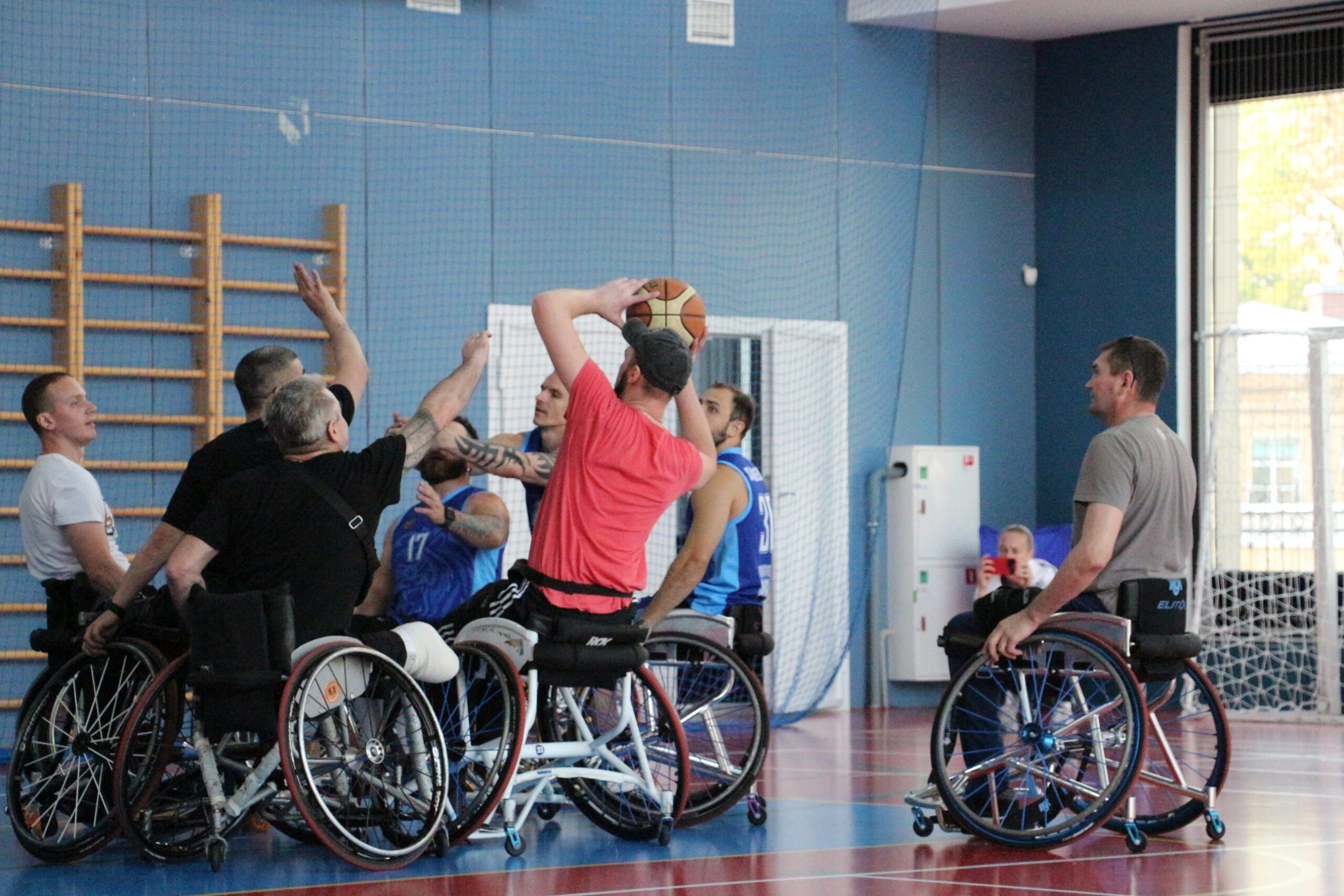 Команда «БасКИ» провела мастер-класс по баскетболу на колясках для раненых, проходящих реабилитацию в Военно-медицинской академии
