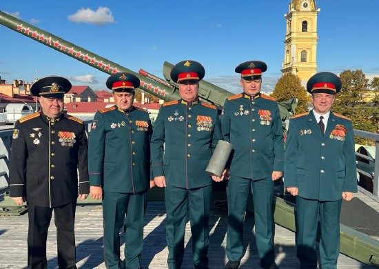 Залп из пушки Петропавловской крепости посвятили 105-летию финансово-экономической службы ВС РФ