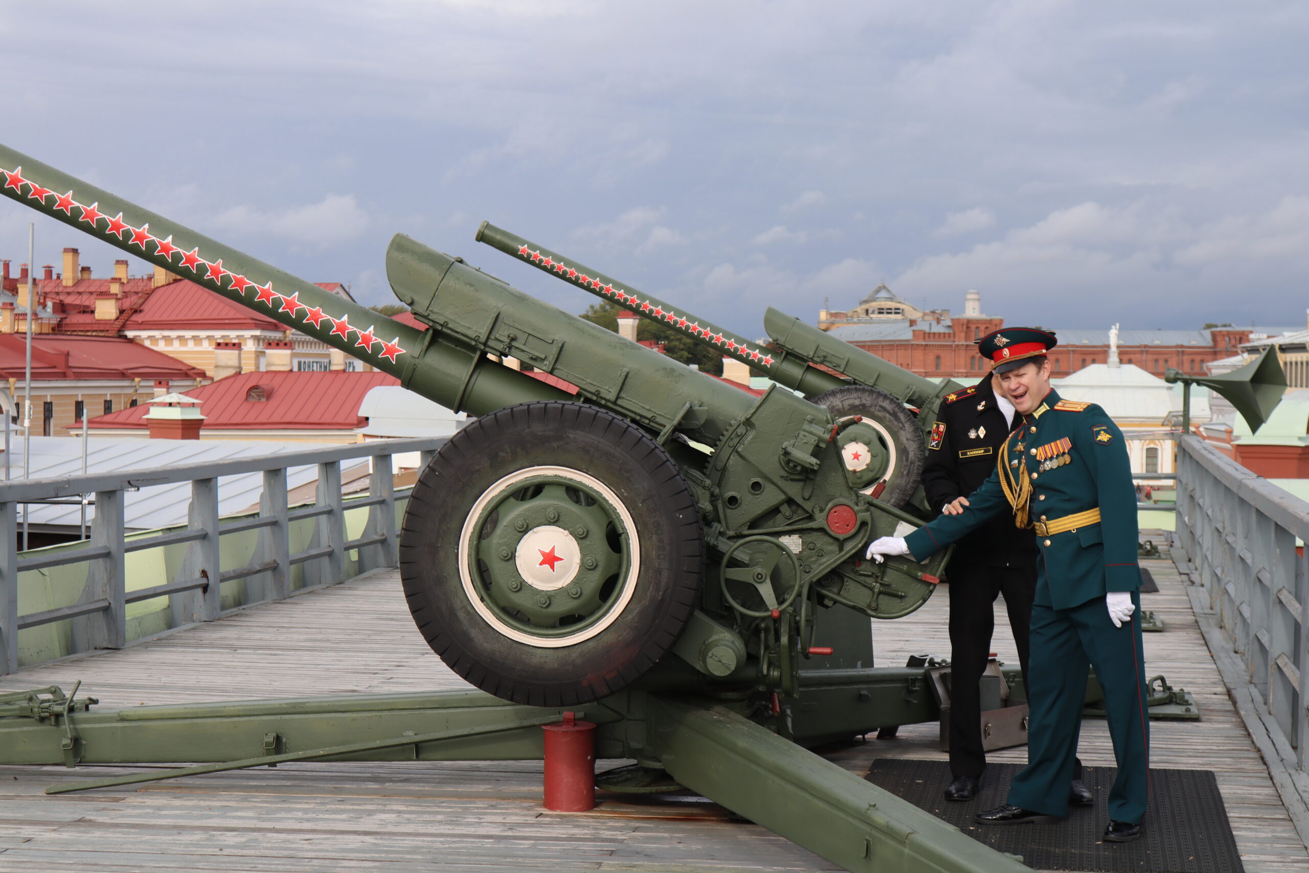 Оркестр Военно-медицинской академии удостоился чести совершить традиционный полуденный выстрел с Нарышкина бастиона в Петропавловской крепости