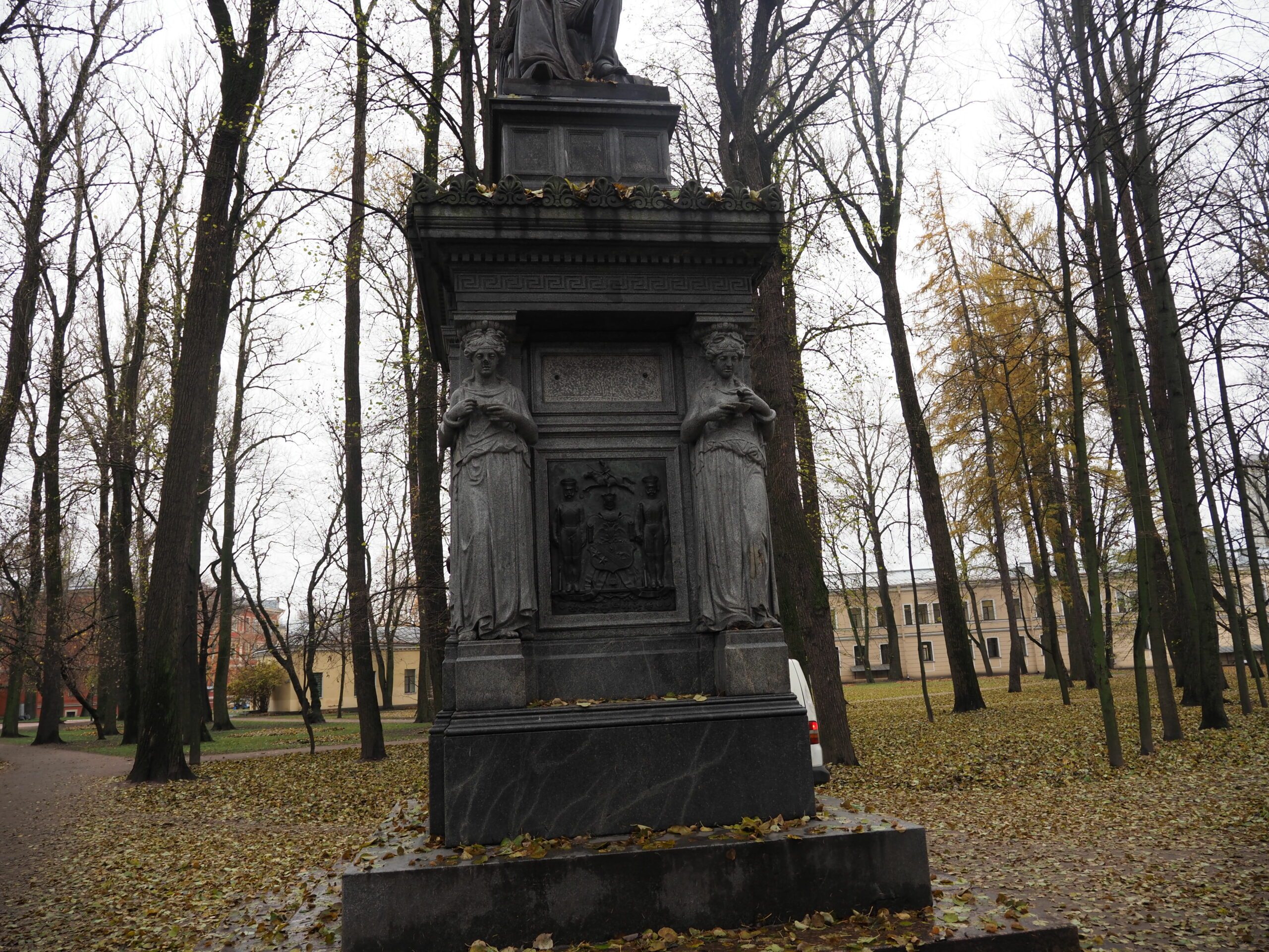 На памятник Виллие в парке академии вернулись восстановленные барельефы
