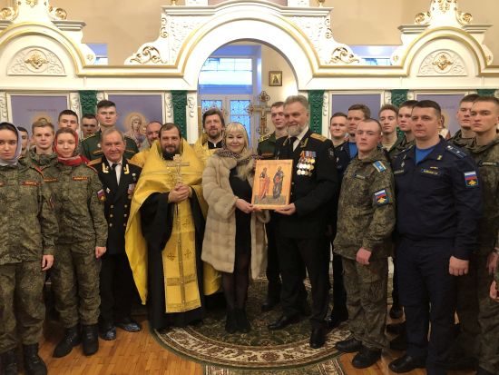 В храм Петра и Павла Военно-медицинской академии передана икона святых апостолов и крест с частицей святого креста господня